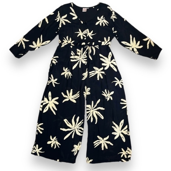 Parsley & Sage Pants - Parsley & Sage Women's Size Medium Romper Jumpsuit Cream Navy Blue Floral Print